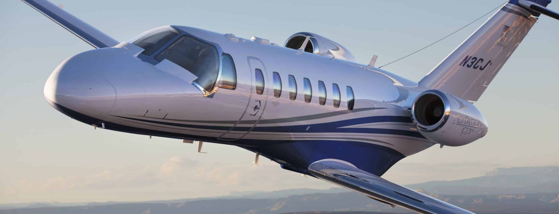 Cessna CJ3 blanc et bleu en vol