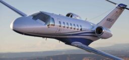 Cessna CJ3 blanc et bleu en vol