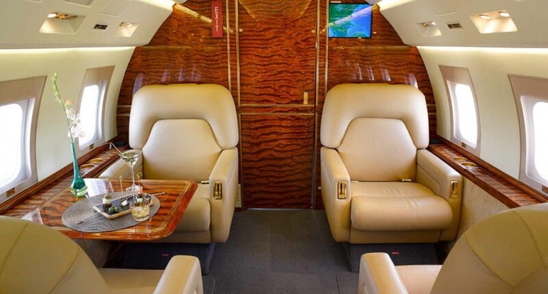 Location de jet privé : intérieur luxueux CHALLENGER 601.