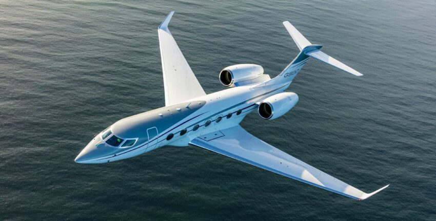 Gulfstream G500 en vol au-dessus de la mer