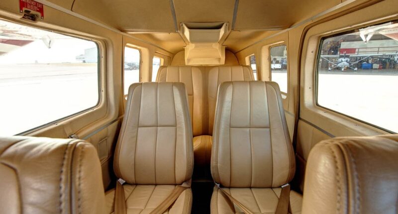 Vulcanair P68 intérieur en cuir beige