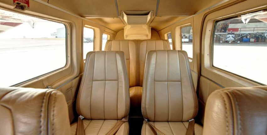 Vulcanair P68 intérieur en cuir beige