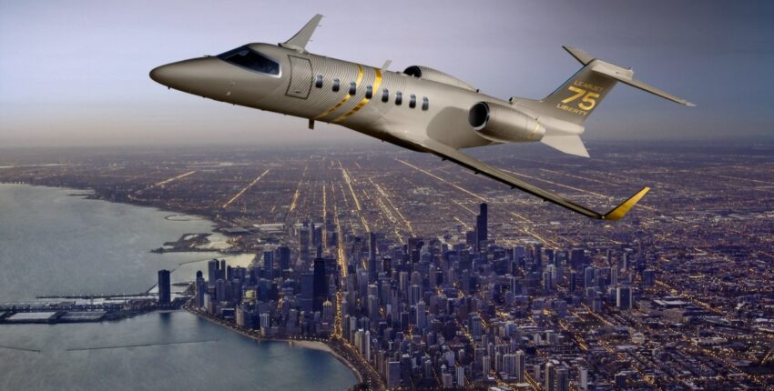 Jet privé Learjet 75 survolant New-York