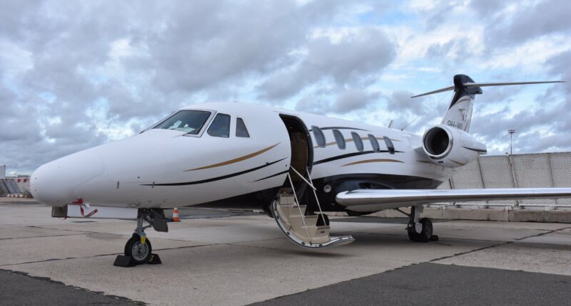 Location de jet privé : intérieur luxueux avec champagne.