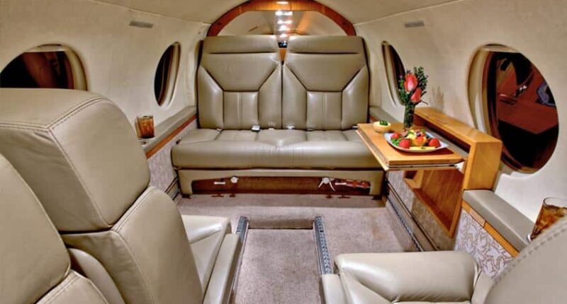 Intérieur jet privé Falcon 10 / 100