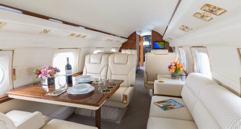 Jet privé, luxueux intérieur blanc et bois.