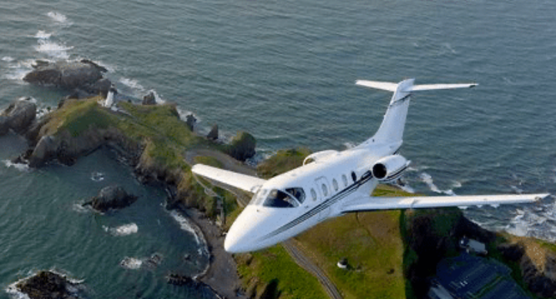 emplacement de jet privé : intérieur HAWKER 400 XP, sièges cuir beige.