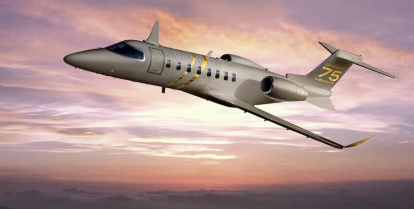 Jet privé Learjet 75 en vol, couché de soleil rosé