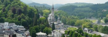 Vue panoramique sur la ville, mur historique avec montagnes.