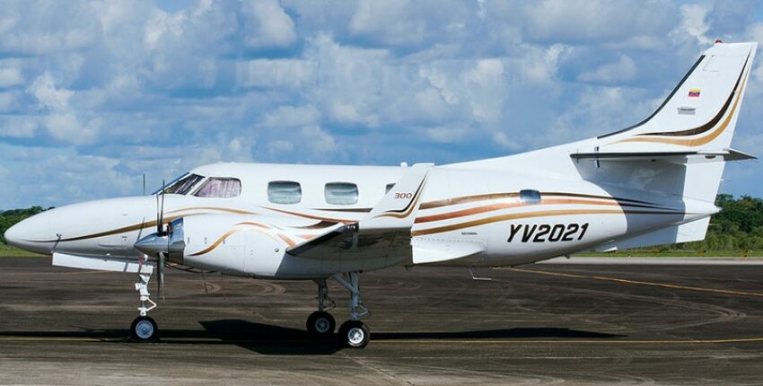 Location jet privé : MERLIN 300 blanc avec rayures.