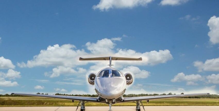Phenom 100 de face sur la piste
