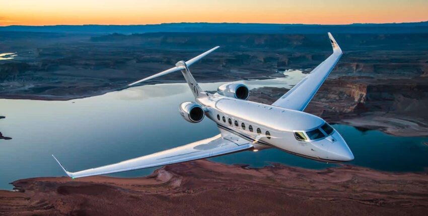 BBJ en vol avec couché de soleil au dessus de la mer et des côtes