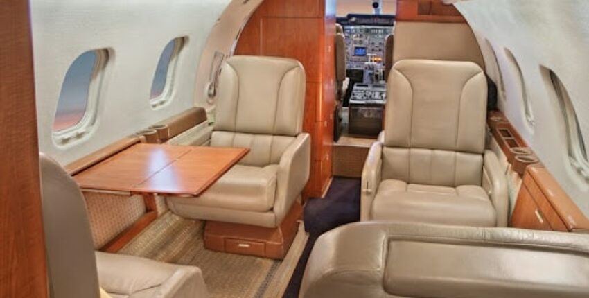 location de jet privé, intérieur LEARJET 55, beige luxueux