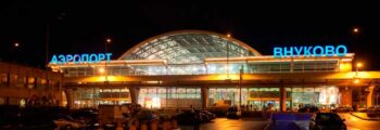 Aéroport de Dinard Pleurtuit Saint-Malo - Entrée avec drapeaux français.