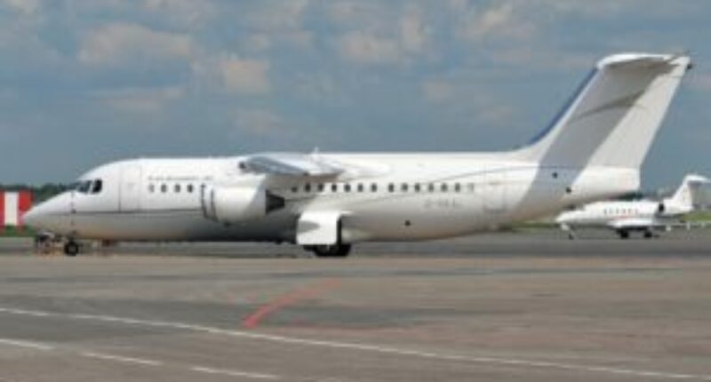 Location de jet privé : AVRO business jet sur tarmac.