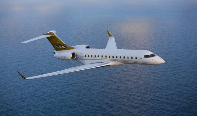 jet privé global express en vol au-dessus de la mer