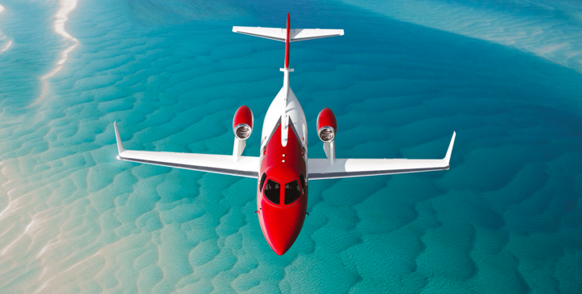 HondaJet en vol au-dessus de la mer