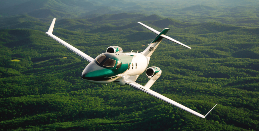HondaJet en vol au-dessus de la forêt