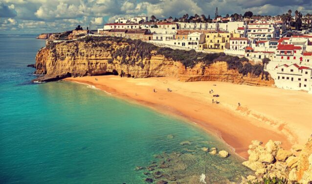 Vue côtière avec maisons colorées sur falaises.