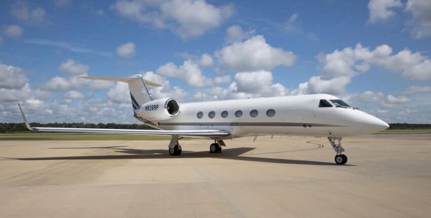 **emplacement de jet privé : Gulfstream G300 stationné piste**