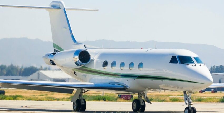 Location jet privé : Gulfstream G300 sur piste, montagnes.