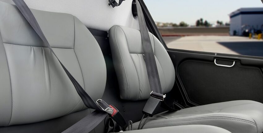 Hélicoptère Robinson R22 intérieur en cuir gris
