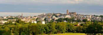 Rodez Aveyron vue panoramique sous un ciel partiellement nuageux.