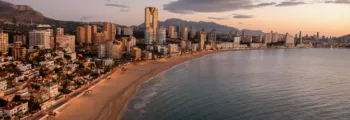 Vue panoramique sur la ville, mur historique avec montagnes.