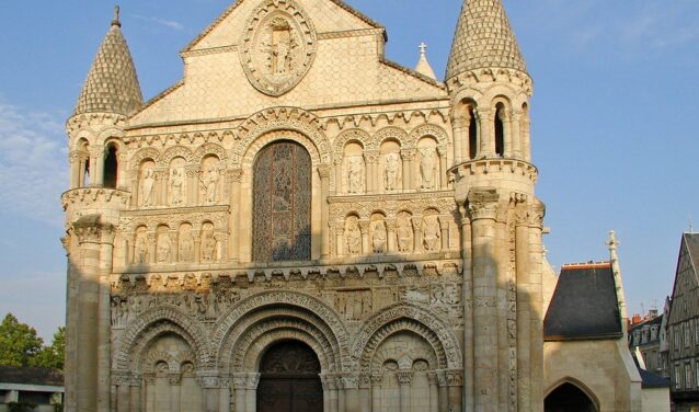 Poitiers : façade d'église romane avec tours jumelles.
