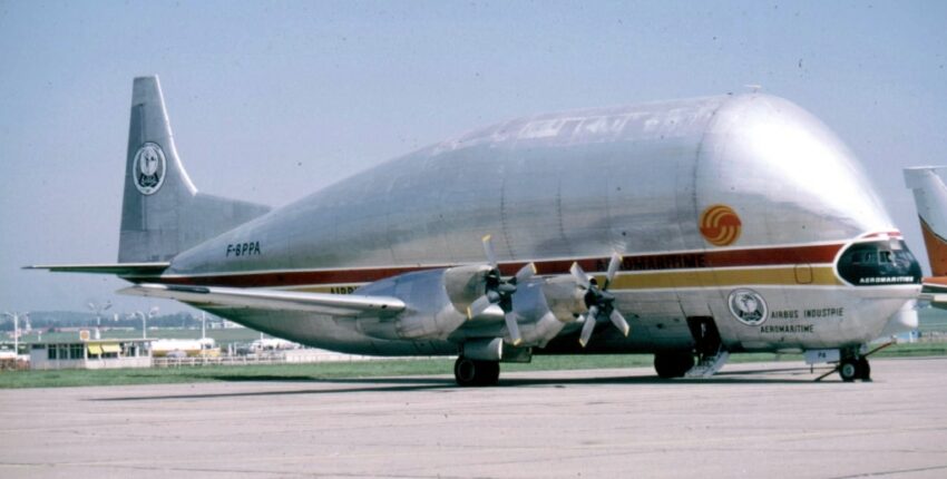 Avion cargo Super Guppy en train de décoller