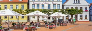 Nouvel Hôtel de Ville Hanovre reflété sur un étang calme.