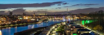 Rivière Dortmund au crépuscule avec des maisons modernes.