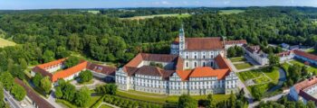 location jet privé : vue aérienne côte, eau turquoise