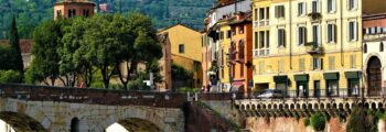 **Vérone-Boscomantico : location de jet privé** : Pont historique, nature verdoyante.
