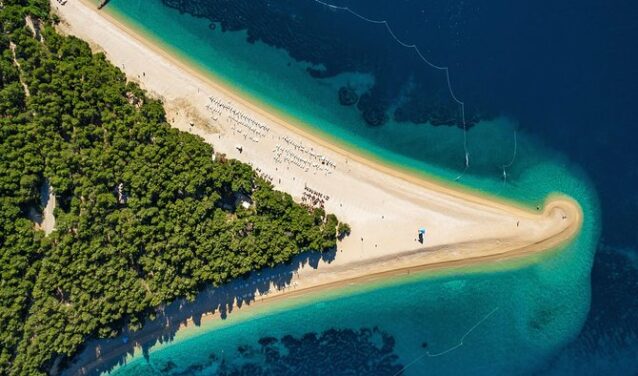 Plage de Zlatni Rat, île de Brac, Croatie vue aérienne.