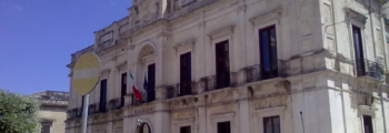 Nouvel Hôtel de Ville Hanovre reflété sur un étang calme.
