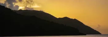 Paysage urbain au crépuscule reflété dans l'eau calme.