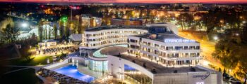 Nouvel Hôtel de Ville Hanovre reflété sur un étang calme.