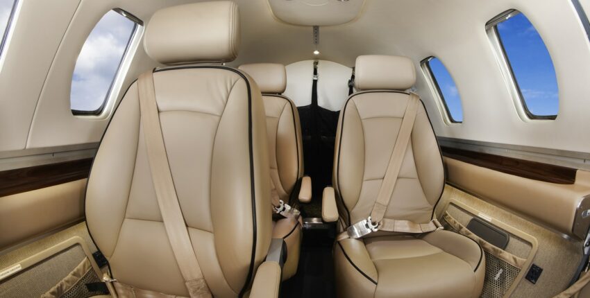 - Location de jet privé, quatre sièges en cuir beige
- Jet privé intérieur luxueux, sièges en cuir beige