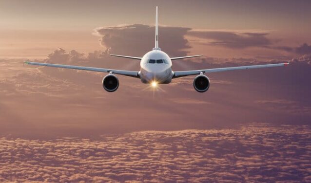Location de jet privé Airbus A340 au coucher du soleil.