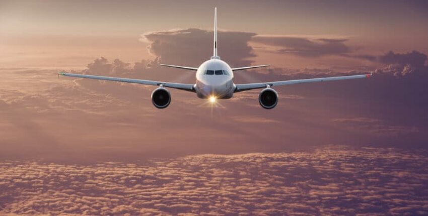 Location de jet privé Airbus A340 au coucher du soleil.