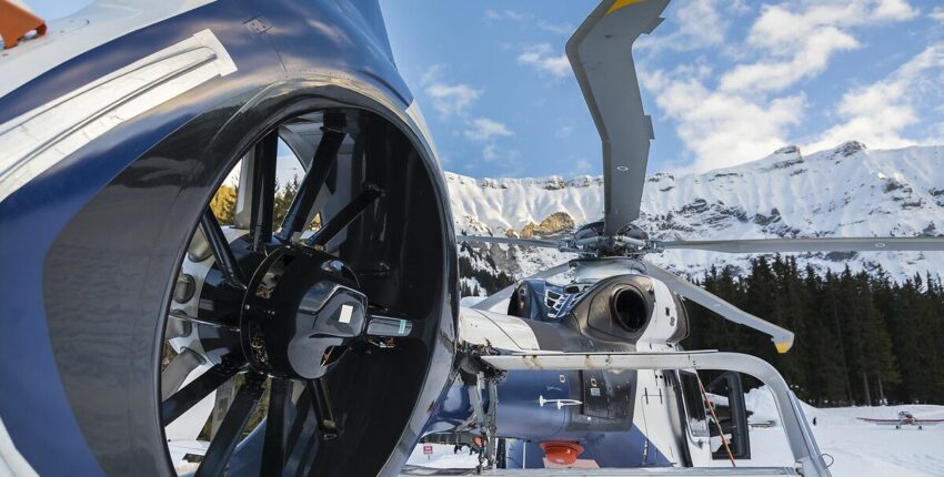 Location jet privé devant des montagnes enneigées.