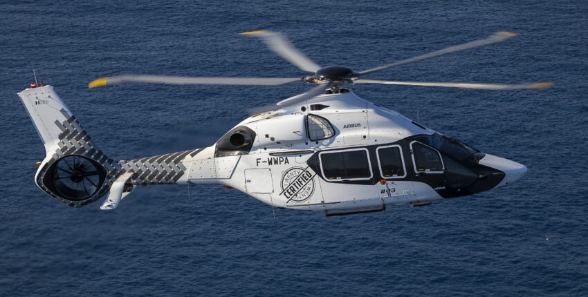 Hélicoptère H160 en vol au-dessus de la mer