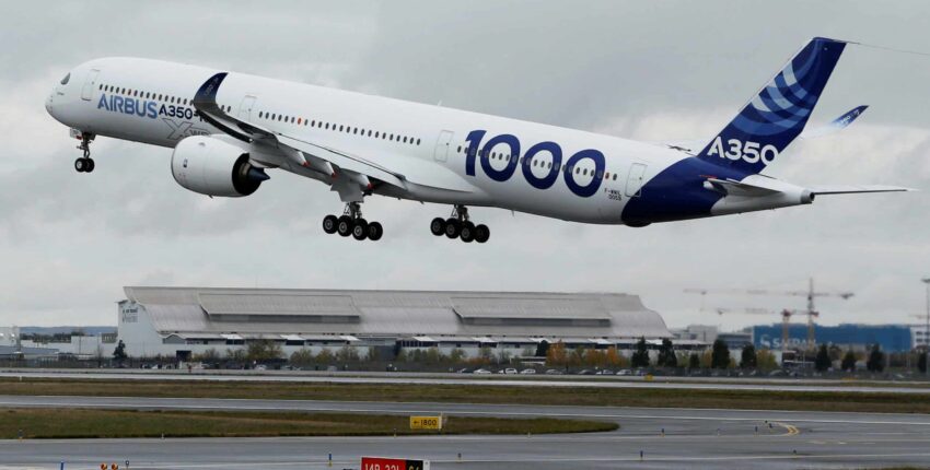 location jet privé, AIRBUS A350-1000 décolle sous ciel nuageux.