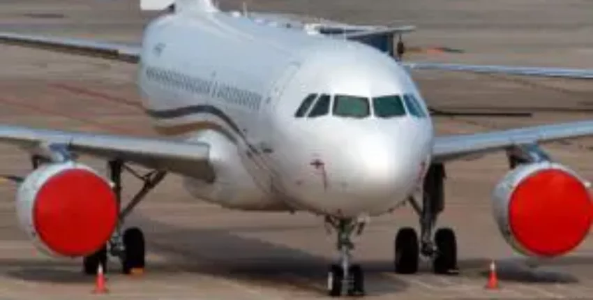 Location jet privé : jet d'affaires A319 avec couvertures rouges.