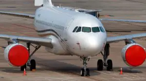 Location jet privé : jet d'affaires A319 avec couvertures rouges.