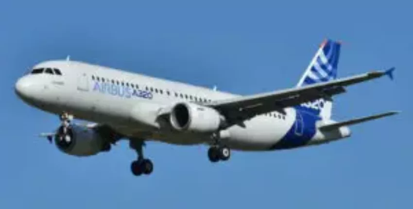 Privatjet mets: Airbus A320 en vol, ciel bleu.