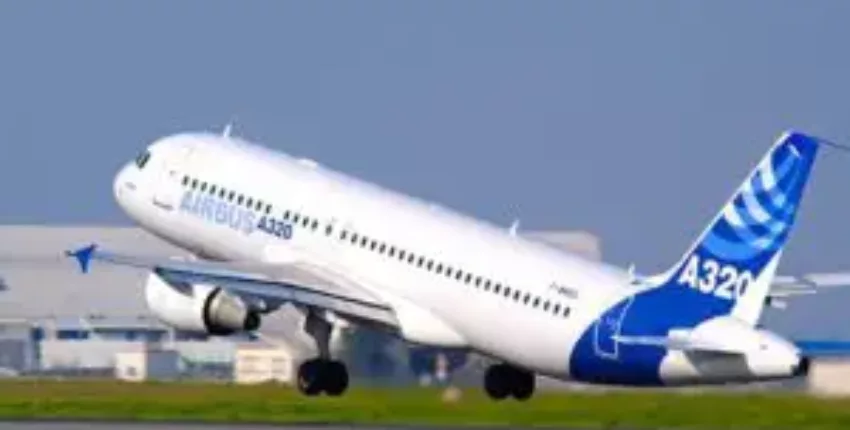 Privatjet meten: A320 bleu et blanc au décollage.