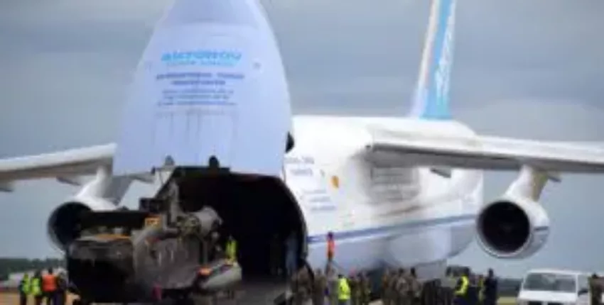 Antonio An-124 déchargement, ouvriers, équipement.
