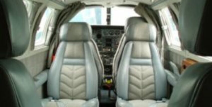 location jet privé - Cockpit d'un CESSNA 303